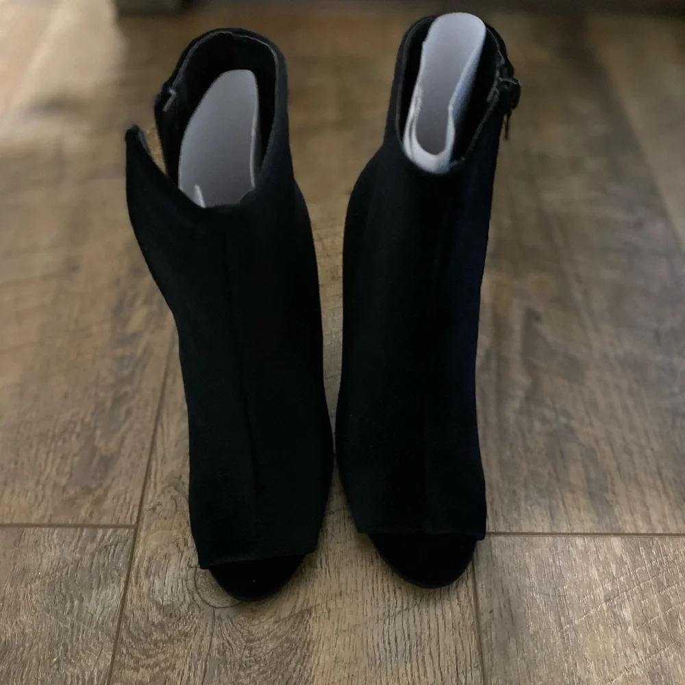 Just Fab Black Velvet Ankle Booties Women’s Size 6
